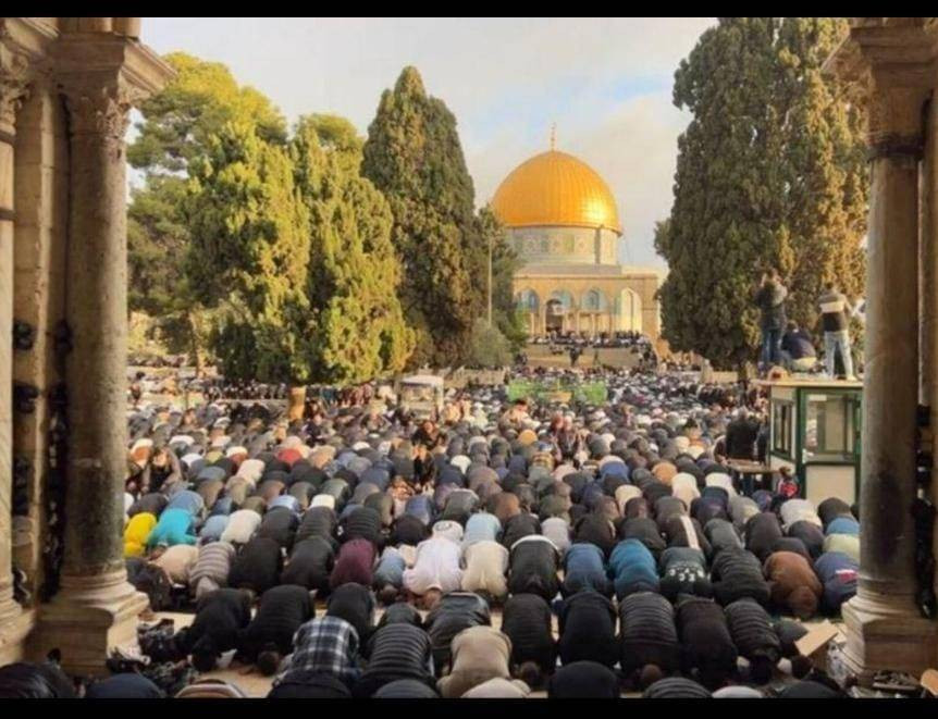 İsrail’in kısıtlamalarına rağmen akın ettiler: 120 Bin Filistinli Mescid-i Aksa’da saf tuttu - Resim: 12